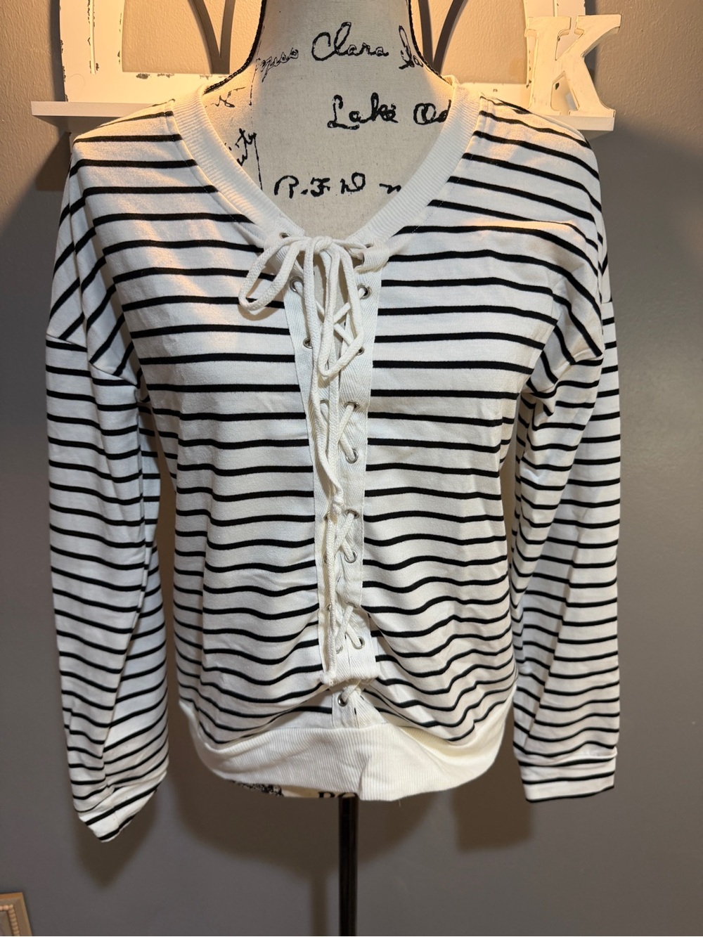 DAYTRIP BLACK/WHITE STRIPED LACE UP LONG SLEEVE TOP SZ S